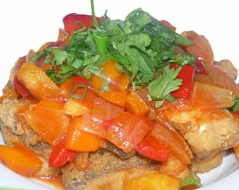 dorade-grillee-parfumee-aux-herbes-sauce-aigre-douce